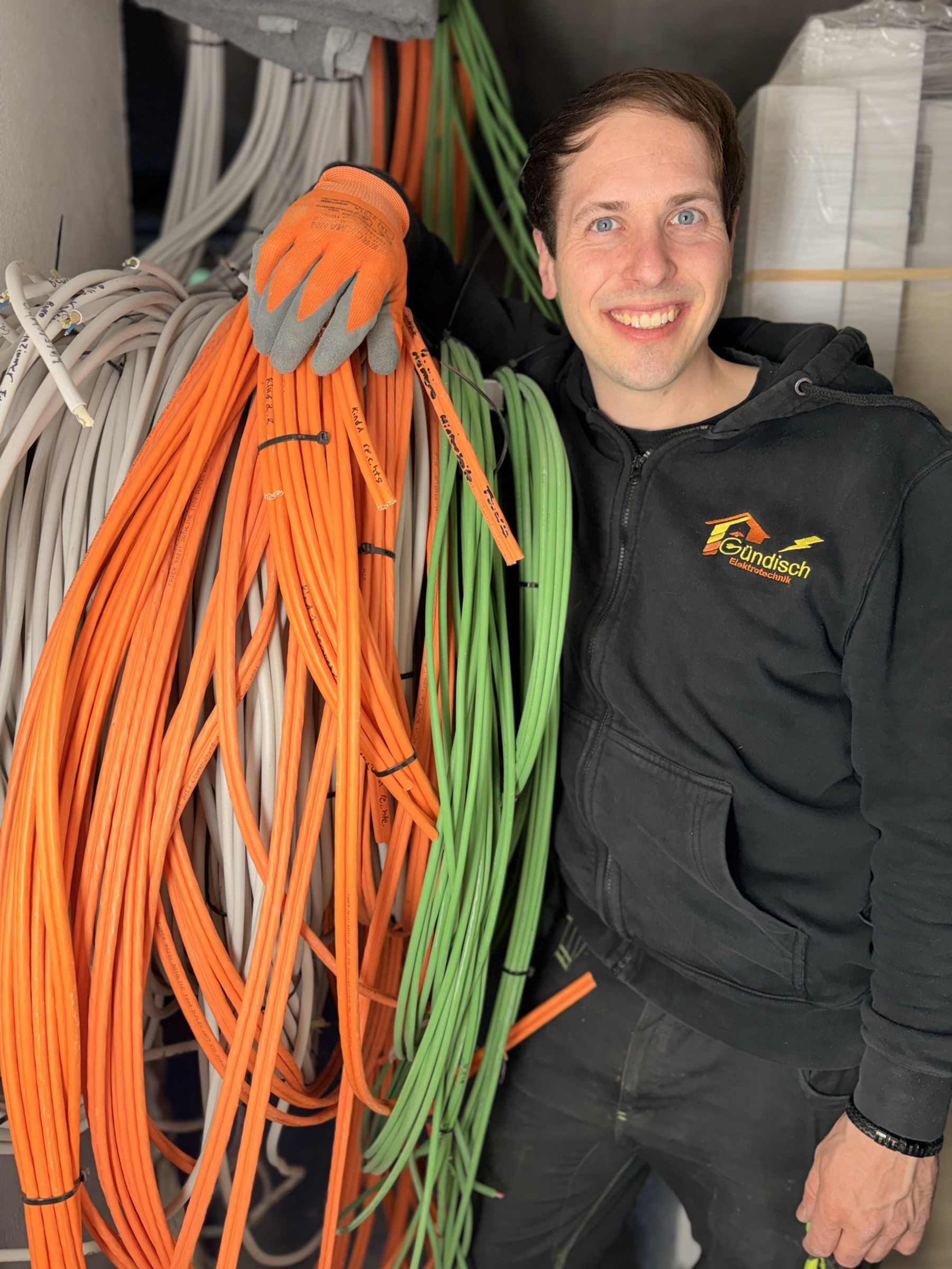 Johannes Gündisch mit Installationskabel